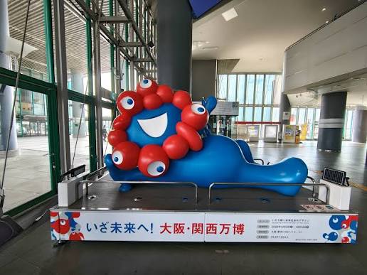 ミャクミャクの「ねそべり」モニュメントが大阪市役所前に！10月13日から12月25日まで