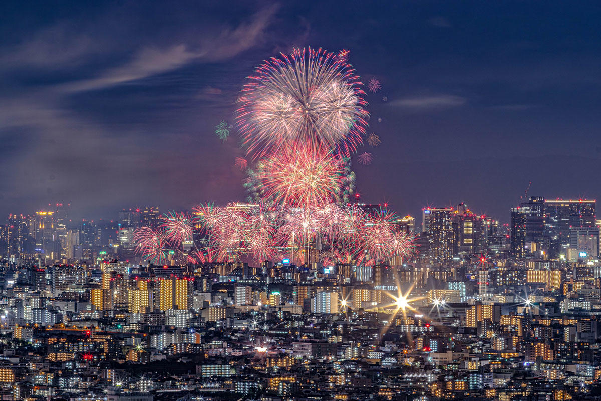 淀川河川敷で「第38回 なにわ淀川花火大会」が10月17日に開催!秋の夜空を彩る1時間 大阪市淀川区の淀川河川敷で、「第38回 なにわ淀川花火大会」が10月17日(土)に開催されます! 淀川河川敷で「第38回 なにわ淀川花火大会」が開催 地元のボランティアが中心になって続けてきた、大阪を代表する花火大会です。去年に続いて今年も秋の開催。打ち上げは19:00~20:00の1時間です。 会場は新御堂筋の淀川鉄橋から国道2号線までの河川敷。当日は会場のまわりで交通規制があり、ドローンの飛行も禁止されています。電車で行って、少し早めに着くのがおすすめです。有料観覧席の種類や販売状況は公式サイトで確認してください。 開催概要 アクセス イベント名 第38回 なにわ淀川花火大会 開催日 2026年10月17日(土) 打ち上げ時間 19:00~20:00 会場 淀川河川敷(新御堂筋淀川鉄橋~国道2号線) HP 公式サイト ※当日は駅や会場のまわりがとても混雑します。天候による中止や交通規制など、最新の情報は公式サイトで確認してください。